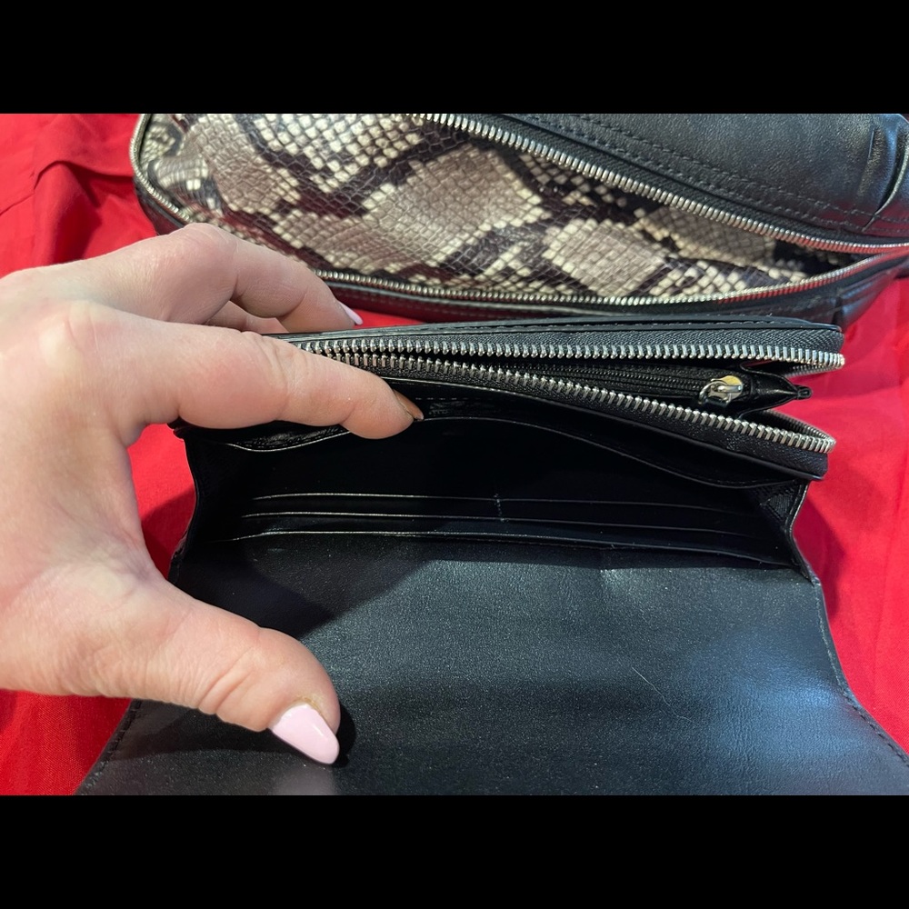 Michael Kors leather bag with matching wallet set. Cute bag for any occasion. - Picture 11 of 16